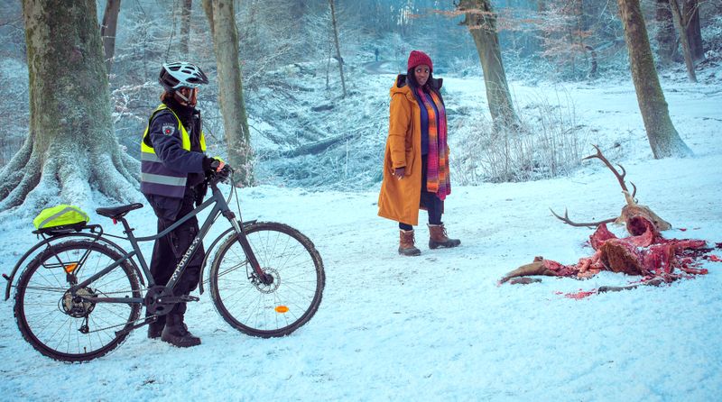 Polizistin Riya (Wunmi Mosaku, rechts) und ihre Mitarbeiterin Ali (Ella Bruccoleri) finden einen seltsam zerfetzten Hirsch-Kadaver im Wald.