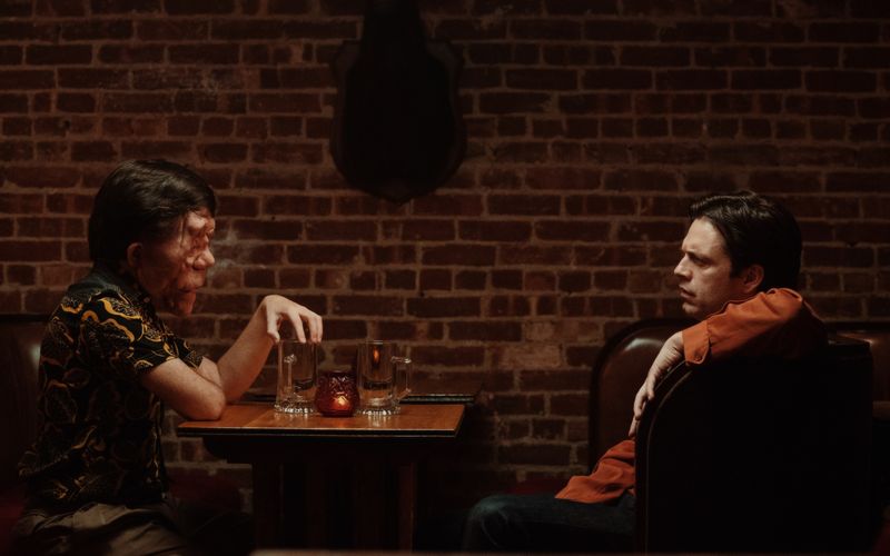 Das Leben von Edward alias Guy (Sebastian Stan, rechts) scheint sich zum Guten zu wenden, bis plötzlich Oswald (Adam Pearson) auftaucht.