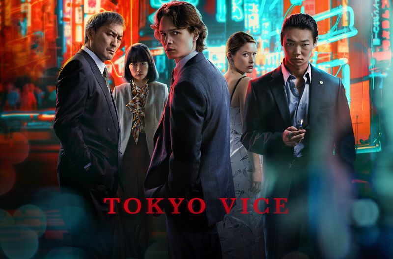 In der zweiten Staffel "Tokyo Vice" dreht sich wieder alles um (von links) Hiroto Katagiri (Ken Watanabe), Eimi (Rinko Kikuchi), Jake Adelstein (Ansel Elgort), Samantha Porter (Rachel Keller) und Sato (Show Kasamatsu).