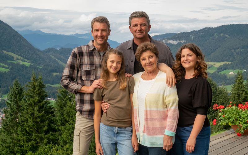 Der titelgebende "Bergdoktor" Martin Gruber (gespielt von Hans Sigl, hinten rechts) bleibt den Fans erhalten. Doch was ist mit den anderen Stars der ZDF-Serie?