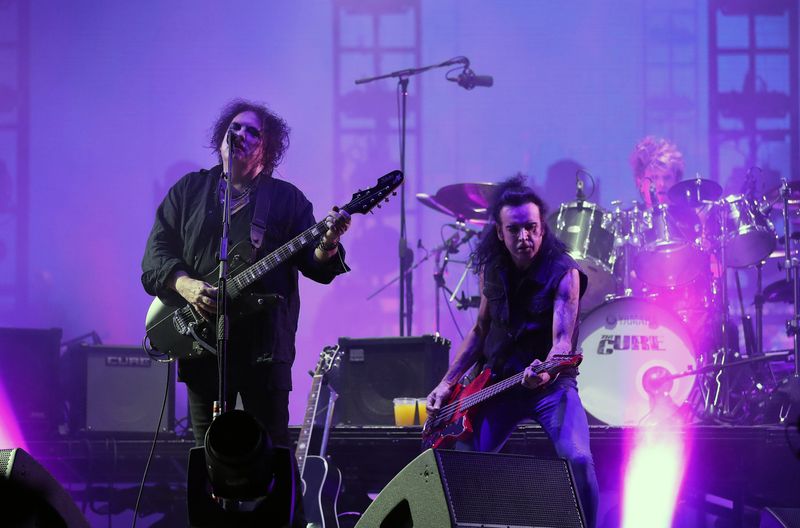 Die britische Band steht für ein Lebensgefühl und für ein Bekenntnis zu den Schattenseiten der menschlichen Existenz (von links): Robert Smith, Simon Gallup und Jason Cooper.

