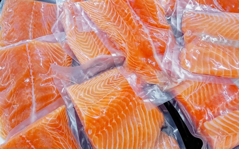 Laut Foodwatch sind Herkunft und Produktionsbedingungen auch bei Lachs mit Gütesiegeln oft ungewiss. 