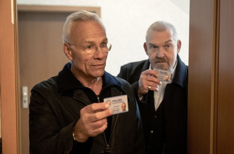 Max Ballauf (Klaus J. Behrendt, links) und Freddy Schenk (Dietmar Bär) besuchen im "Tatort: Restschuld" die Kunden eines Inkasso-Managers. Sie hatten alle Grund, sauer auf den Geldeintreiber zu sein. Nun ist der Mann verschwunden. Hat ihm ein verzweifelter Mensch in Geldnot etwas angetan?