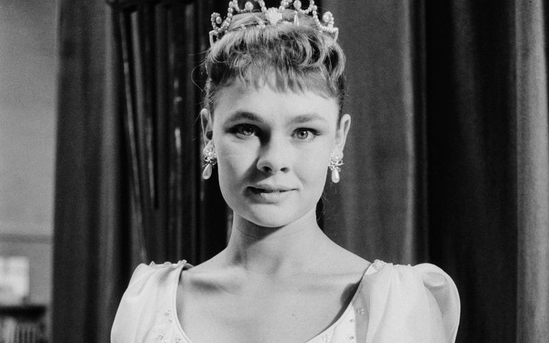 Hätten Sie sie erkannt? Mit 23 Jahren stand Judi Dench als Ophelia in einer Produktion von "Hamlet" das erste Mal auf der Büühne.