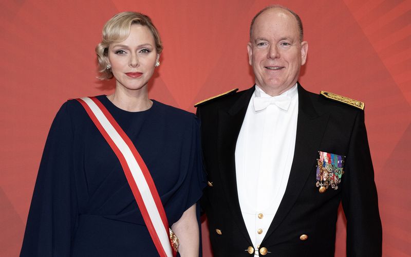 Er ist zwar kein König, allerdings trotzdem der Monarch von Monaco: Fürst Albert II. steht seit dem Tod seines Vaters Rainier III. 2005 an der Spitze des Zwergstaates. Damals noch Junggeselle, fand er in der Schwimmerin Charlene Wittstock eine Partnerin, die er 2011 heiratete. 