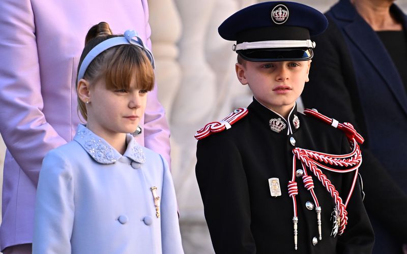 Zum Nationalfeiertag kam er standesgemäß in Uniform: Jacques Honoré Rainier Grimaldi, der Erbprinz von Monaco, feiert am 10. Dezember gemeinsam mit seiner Zwillingsschwester Gabriella seinen 10. Geburtstag. In der Galerie zeigen wir die aktuellen Herrscherinnen und Herscher der europäischen Königshäuser und Adelsgeschlechte sowie deren Nachfolgerinnen und Nachfolger.