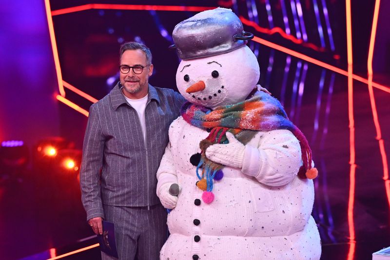 Der Schneemann musste schmelzen: Moderator Matthias Opdenhövel steht dem Schneemann bei, als er bei "The Masked Singer" (ProSieben) die Maske lüften musste.