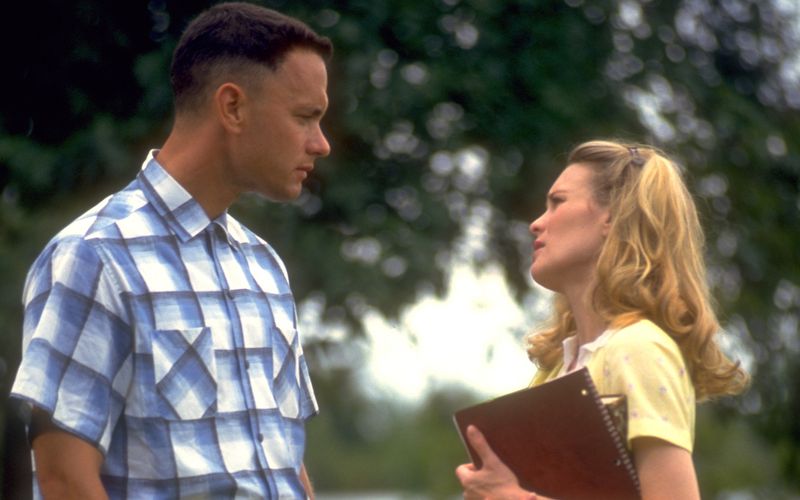 In Robert Zemeckis' Meisterwerk "Forrest Gump" (Bild) spielen Tom Hanks und Robin Wright ein ungleiches Paar: Forrest (Hanks) hat einen niedrigen Intelligenzquotienten, weiß aber, was Liebe ist. Und verliebt ist er Hals über Kopf in Jenny (Wright), die in ihm jedoch lange nur einen Freund sieht. Zur Ausstrahlung des Klassikers am 16. Februar, 20.15 Uhr auf SAT.1 zeigen wir, was aus seinen Stars wurde.