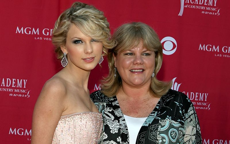 Geboren wurde der Superstar als Taylor Alison Swift am 13. Dezember 1989 in Reading, Pennsylvania. Ihre Oma war Opernsängerin, Mama Andrea (rechts) arbeitete früher als Marketingleiterin, Vater Scott ist Vermögensberater. Taylor soll schon als Dreijährige ständig gesungen haben; in der vierten Klasse gewann sie einen nationalen Gedichtwettbewerb.  (Photo by Michael Buckner/Getty Images)