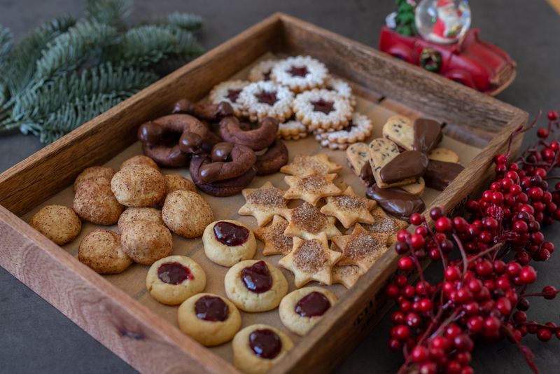 Traditionelles Weihnachtsessen und vegane Ernährung, das passt auf den ersten Blick nicht unbedingt zusammen: ob Fondue, Weihnachtsgans oder Kartoffelsalat mit Würstchen, das Essen an den Feiertagen kommt oft unweigerlich mit tierischen Produkten. Doch was die süßen Leckereien angeht, braucht niemand Verzicht zu üben - vegan ist schließlich nicht gleichbedeutend mit zuckerfrei. Weihnachtsgebäck ganz ohne tierische Zutaten - wir zeigen Ihnen, wie das geht!