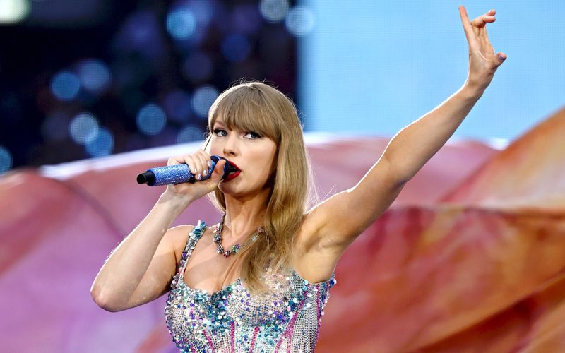 Taylor Swifts "Eras"-Tour spielte über 2 Milliarden US-Dollar ein. Davon gingen nun 197 Millionen Dollar als Bonus an die Crew des Megastars.