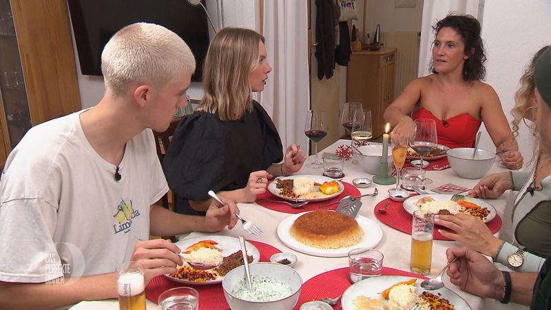 Nach der üppigen Vorspeise serviert Mariam (rechts) zwei Hauptgerichte mit zwei Salaten, weil sie sich nicht entscheiden konnte.
