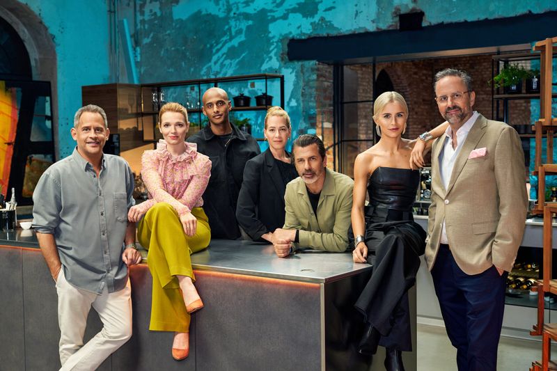 Respekt, Amazon Prime! Den Cast (von links) Moritz Bleibtreu, Karoline Herfurth, Tedros Teclebrhan, Franka Potente, Spitzenkoch Andreas Caminada als "Host", Karo Daur und Kurt Krömer muss man für eine Koch-Show erst mal zusammen bekommen. "Dinner Club" startet am 3. Januar 2025 beim Streamingdienst mit sechs Folgen.