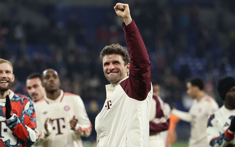 Zielsicher vor dem Tor und hinter dem Mikrofon: Bayern-Star Thomas Müller.