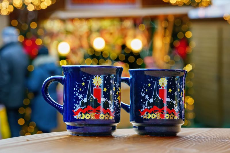 Wie viele andere Dinge wird auch der Glühwein immer teurer. Die Linke möchte nun die Preise deckeln. 