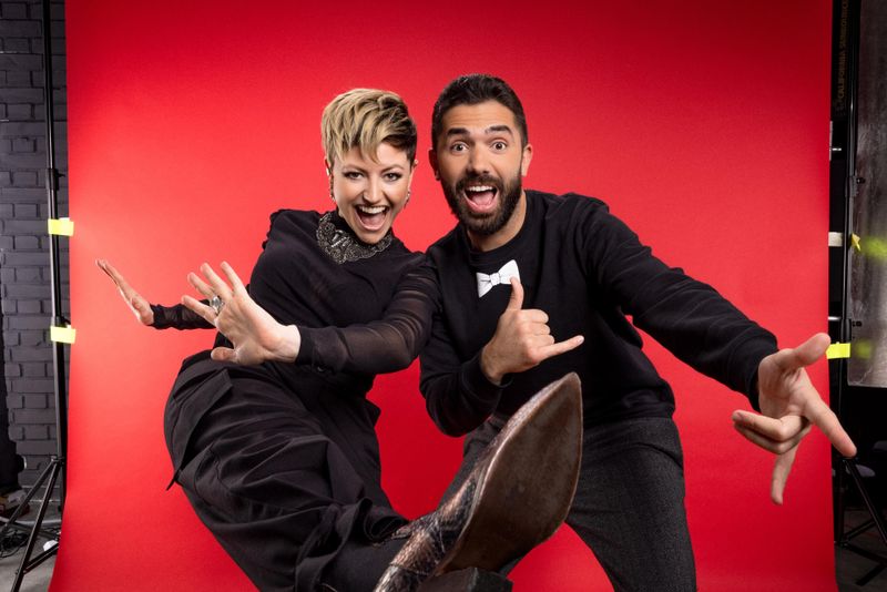 Die Moderatoren Tahnee und Khalid Bounouar sind nicht nur Gastgeber, sondern selbst temperamentvolle Entertainer.