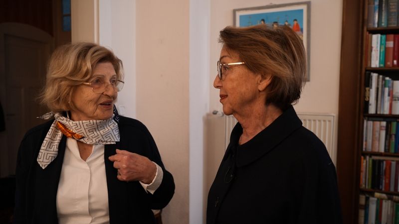 Eva Szepesi (links) und Eva Umlauf, hier in Frankfurt/Main im November 2024, überlebten als Kinder den Holocaust. Heute erzählen sie davon in Schulen und in Gedenkstätten.