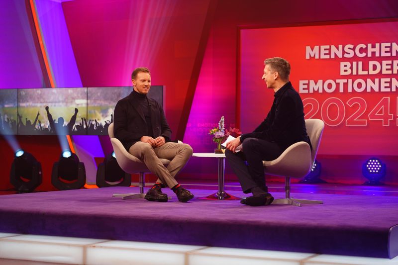 Bundestrainer Julian Nagelsmann (links) war im RTL-Jahresrückblick "2024! Menschen Bilder Emotionen" zu Gast bei Steffen Hallaschka.