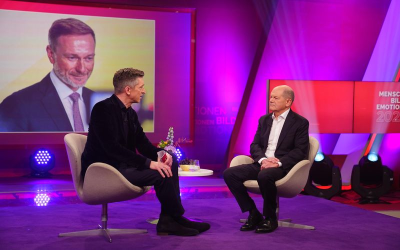 Olaf Scholz (rechts) stellte sich im RTL-Jahresrückblick den Fragen von Moderator Steffen Hallaschka.