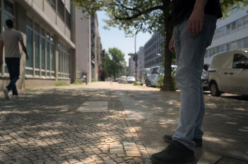 Die Stolpersteine gehören in vielen Städten Deutschlands längst zum Straßenbild. In Berlin liegen mehr als 3.000 Steine.