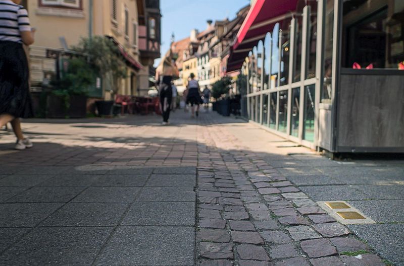 Mehr als 100.000 Stolpersteine liegen europaweit verteilt. Auch in Frankreich, wie hier in Obernai im Elsass, gibt es sie inzwischen.