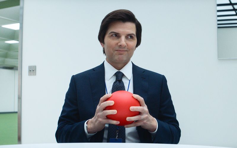 "The Office" trifft auf George Orwell: Die Work-Life-Horrorserie "Severance" bietet finsteren Humor, brillant komische Ideen und Mystery-Rätselspaß. Ab 17. Januar stehen bei Apple TV+ neue Episoden des Kritikerlieblings bereit. Laut Apple erwartet Mark (Adam Scott) und sein Team darin "ein dramatischer Sog voller Geheimnisse".