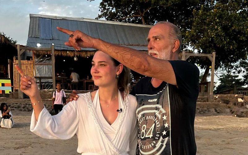 Endlich frei: Patrick und Leonie Naumann am Strand.