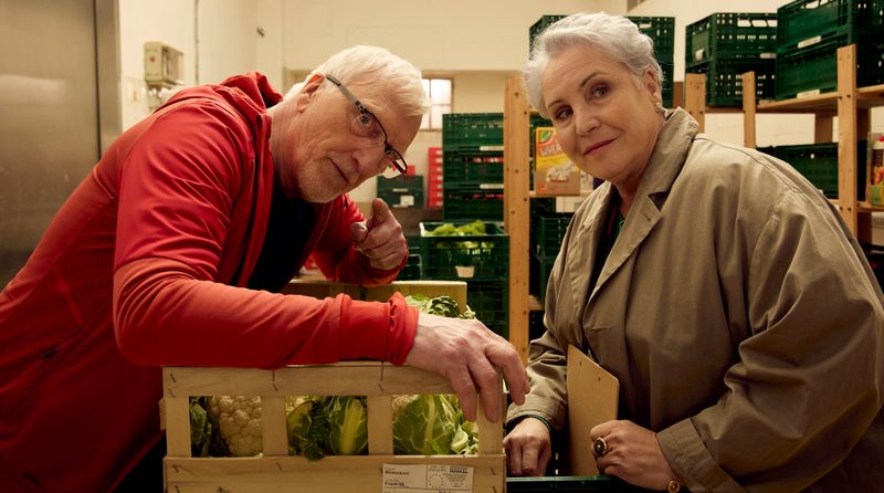 Irgendwann zeigt Untermieter Kurtz (Ernst Stötzner) Anna (Katerina Jacob) stolz seinen neuen Ehrenjob bei der Tafel.
