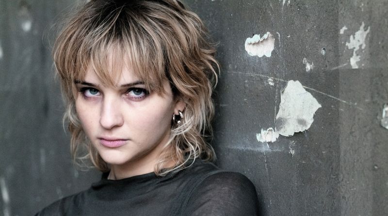 Lisa Vicari spielt in der ambitionierten Miniserie "The Next Level" eine junge Investigativ-Journalistin in Berlin, die den Tod einer amerikanischen Touristin in einem Techno-Club aufklären will. Sechs Folgen à 45 Mimnuten laufen am Stück durch die Nacht im Ersten - oder auf Abruf in der ARD-Mediathek seit 24. Januar.