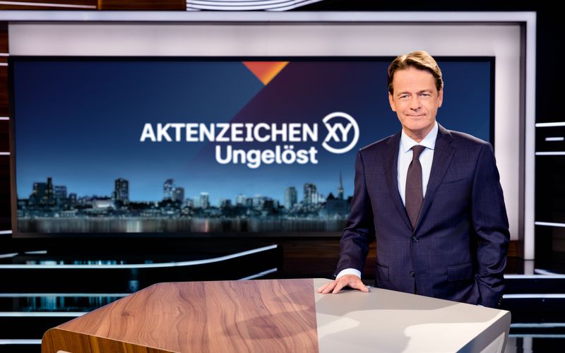 Rudi Cerne begrüßt das Publikum zur ersten Ausgabe von "Aktenzeichen XY... Ungelöst" im Jahr 2025. 