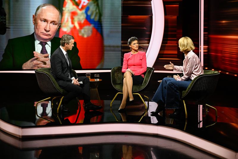 Mit Putin gebe es "keine friedliche Welt", glaubt Kriegsreporterin Katrin Eigendorf (rechts). Sahra Wagenknecht