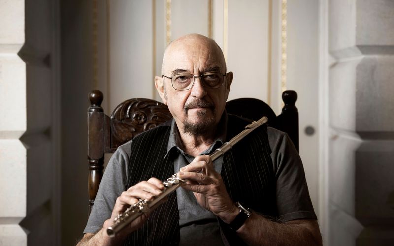 Ian Anderson und seine Band Jethro Tull haben das Weihnachtsalbum "The Jethro Tull Christmas Album" aus dem Jahr 2003 unter neuem Titel neu aufgelegt: "The Jethro Tull Christmas Album - Fresh Snow At Christmas" enthält neu abgemischte Versionen der alten 16 Songs sowie bislang unveröffentlichte Live-Aufnahmen. 