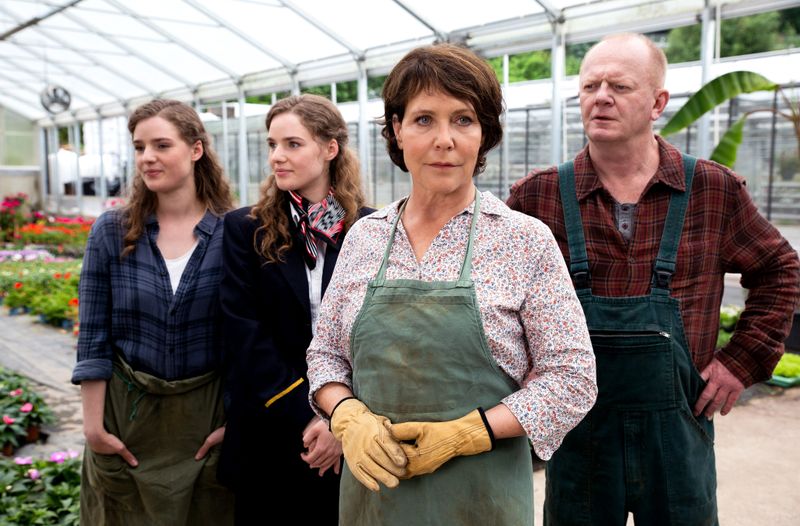 Theresa Greiner (Janina Hartwig, zweite von rechts) führt mit ihrer Familie (von links: Yanthe Liv Glienke, Rhiona Glienke und Edi Jäger) eine Gärtnerei in der Nähe des Leichenfunds. Sie ist ein Bindeglied zu dem Raubüberfall, den der Ermordete Jahre zuvor begangen hatte.