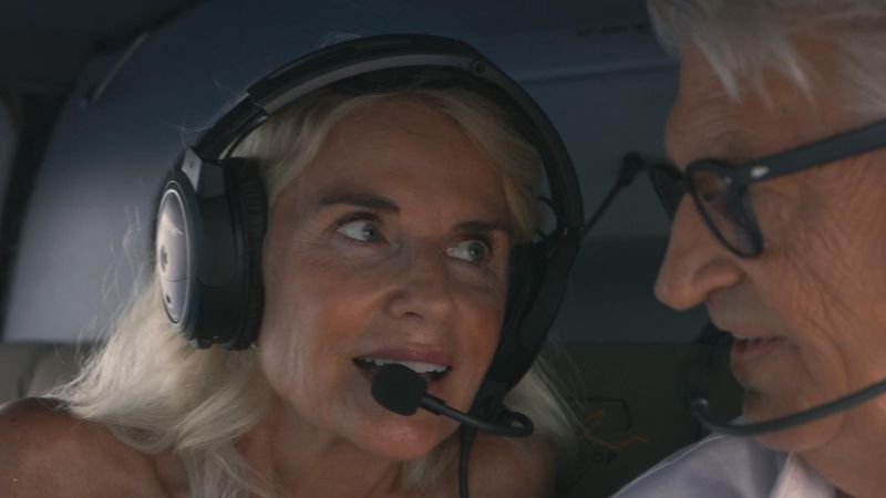 Beim Helikopterflug kommen sich Lise und Franz näher.