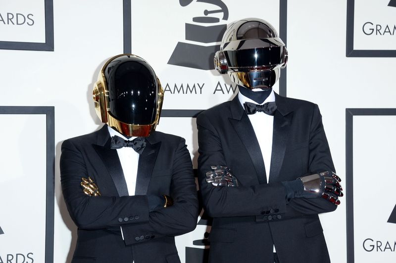 Inzwischen weiß man: Der rechte Robo-Punk heißt eigentlich Thomas Bangalter, der linke Guy-Manuel de Homem-Christo. Ihre Gesichter zeigten Daft Punk, die im Februar 2021 ihre Auflösung bekanntgaben, bei gemeinsamen öffentlichen Auftritten aber bis zuletzt nicht. 