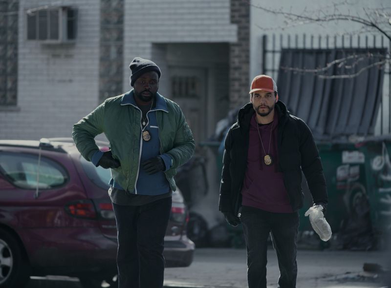 Die Jugendfreunde Ray (Brian Tyree Henry) und Manny (Wagner Moura) versuchen als Kleinkriminelle in Philadelphia zu überleben. Ihr Trick in der starken Apple-Serie "Dope Thief" besteht darin, Kleindealer in der Verkleidung von DEA-Agents zu stellen - um ihnen Geld und Drogen abzunehmen. Einer ihrer Einsätze geht jedoch komplett schief.