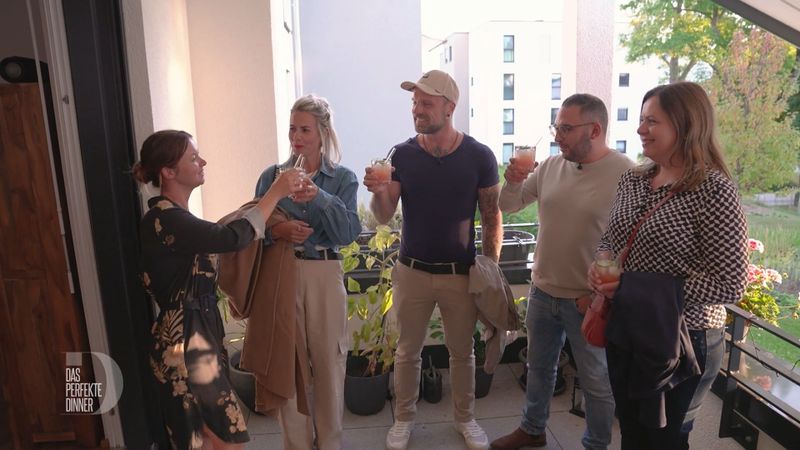 Mit einem Rosmarin-Aperitif stoßen Ann-Katrin (von links), Linda, Maze, Simay und Claudia auf das Kennenlernen an.
