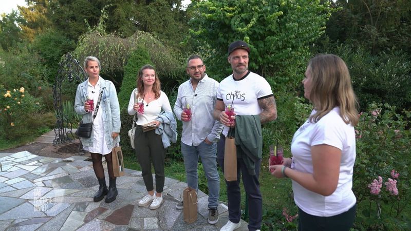 Claudia empfängt ihre Gäste im Garten mit dem Aperitif, von links: Linda, Ann-Katrin, Simay, Maze und Claudia.
