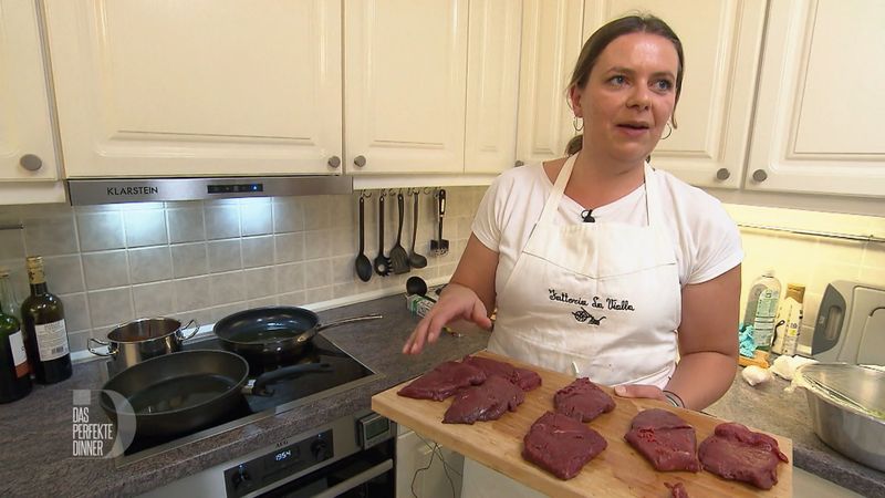 Claudia macht sich an die Straußen-Steaks, die sie wie von den Gästen gewünscht medium gebraten auf die Teller bringt.
