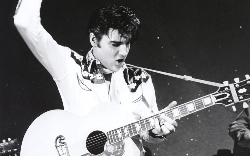 Brachte mit ungestümem Rock'n'Roll und seinem Hüftschwung in den 50er-Jahren die Teenager zum Rasen: Elvis Presley.