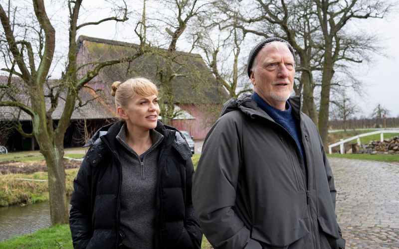 Nach den Ereignissen aus dem vorherigen Film scheinen die Wogen zwischen Helen Dorn (Anna Loos) und ihrem Vater Richard Dorn (Ernst Stötzner) geglättet zu sein.