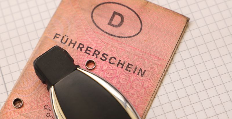 Wer seinen Führerschein nicht fristgerecht umtauscht, muss mit einem Verwarnungsgeld über zehn Euro rechnen. 