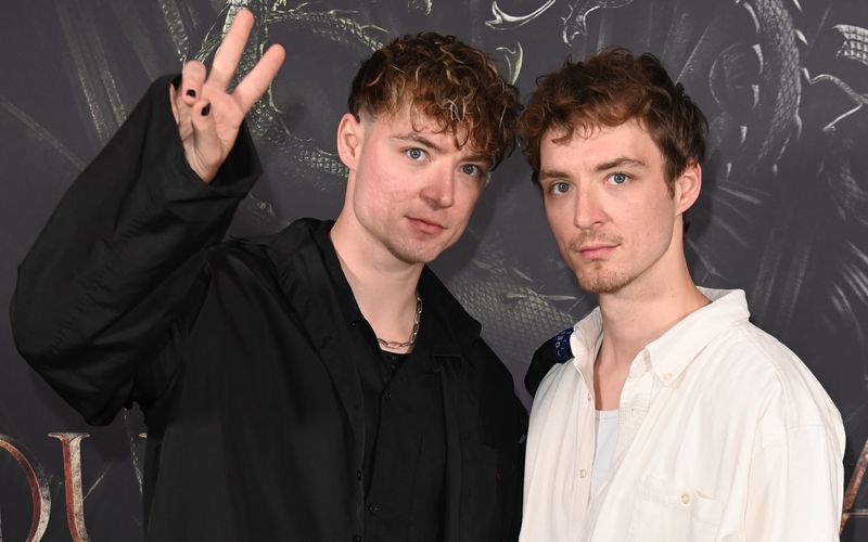 Als Lochis wurden sie zu YouTube- und Musikstars, inzwischen treten sie als He/Ro auf: Heiko und Roman Lochmann sind Zwillinge. Und die Brüder sind längst nicht die einzigen erfolgreichen Promis in "doppelter Ausführung", wie die Galerie beweist ...