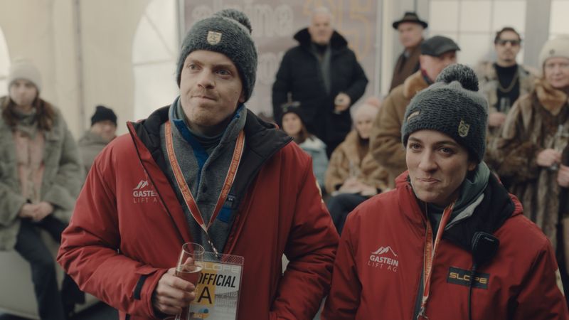 In der zweiten Staffel von "School of Champions" spielt Ferdinand Hofer (im Bild mit Judith Altenberger) abermals den Skitrainer Albin. 