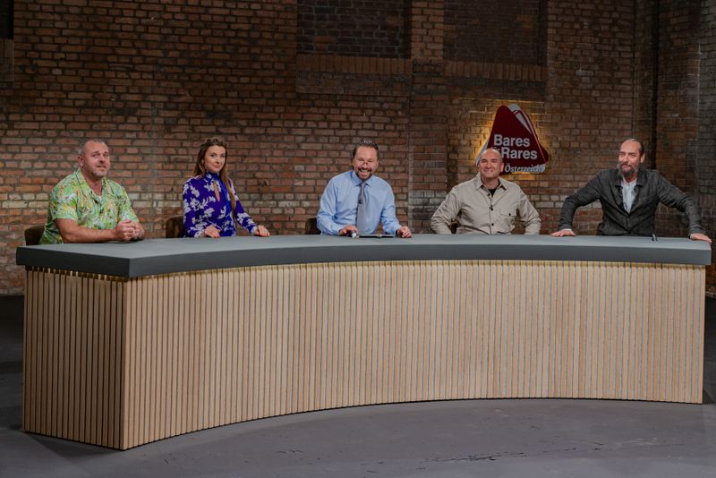 Mit Wolfgang Pauritsch (Mitte) sitzt in Österreich ein alter Bekannter mit am Händlertisch, zu Beginn des Ablegers war sogar Horst Lichter als Co-Moderator zu sehen: Ende 2019 startete "Bares für Rares Österreich" auf Servus TV.