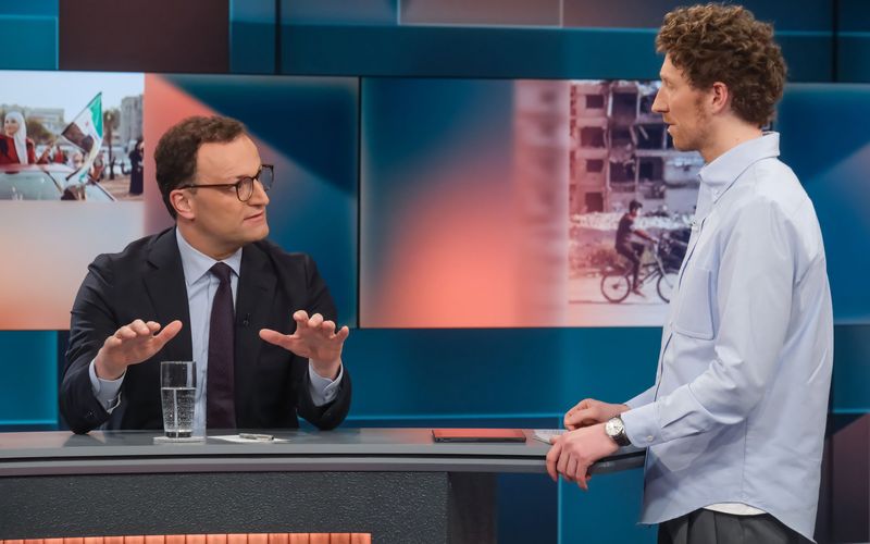 "Gibt es eine Grenze dessen, was die Gesellschaft leisten kann?" Jens Spahn (links, mit Louis Klamroth) ging auf Konfrontationskurs mit den Grünen.