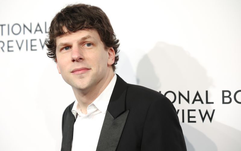 Man kennt ihn als Mark Zuckerberg aus "The Social Network" und als Lex Luthor aus den "Justice League"-Filmen: Doch wussten Sie, dass Jesse Eisenberg auch hinter der Kamera arbeitet und als Regisseur erfolgreich ist? Welche Schauspielstars ebenfalls den Rollentausch meisterten, zeigt die Galerie ...  