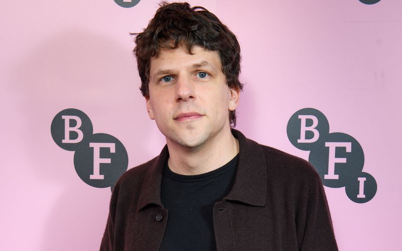 Auch wenn er den meisten als Schauspieler bekannt ist, Jesse Eisenberg ist ein echtes Multitalent: Er schreibt für den "New Yorker", verfasste das Drehbuch zum Off-Broadway-Theaterstück "The Revisionist", in dem er neben Vanessa Redgrave die männliche Hauptrolle spielte und führte nun nach "When You Finish Saving the World" (2022) zum zweiten Mal Regie.