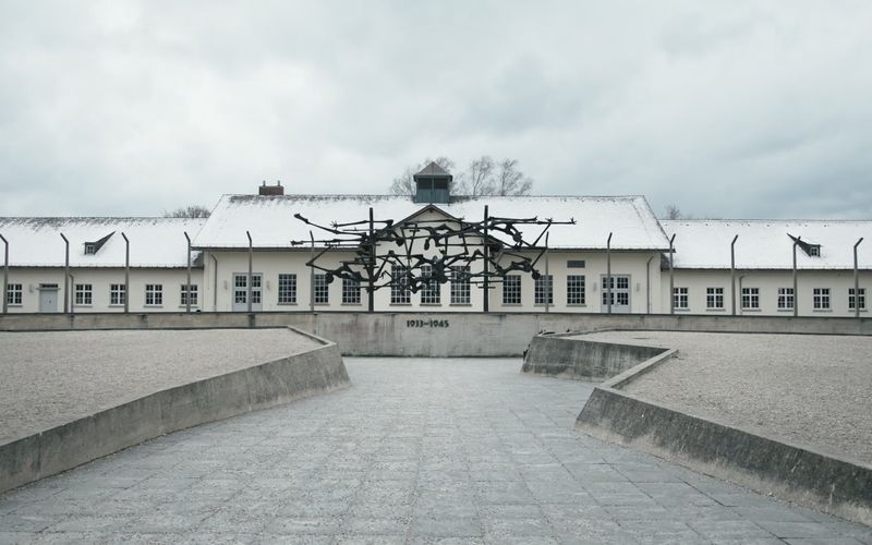 Die neue Dokumentation "Heute ist das Gestern von morgen" blickt hinter die Fassaden der KZ Gedenkstätte Dachau. 