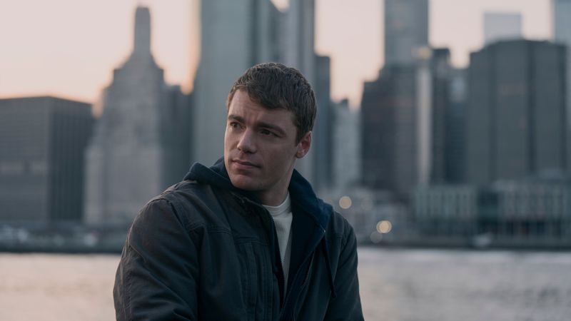 Nur sechs Netflix-Serien waren in den ersten 91 Tagen nach Start erfolgreicher als "The Night Agent". Am 23. Januar kehrt der Thrillerhit zurück. Nach der erfolgreichen Rettungsmission der US-Präsidentin ist Peter Sutherland (Gabriel Basso) zum Night Agent aufgestiegen. 